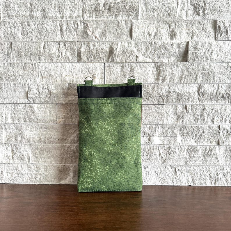 3-pocket cell phone bag - Green Tonal Vines