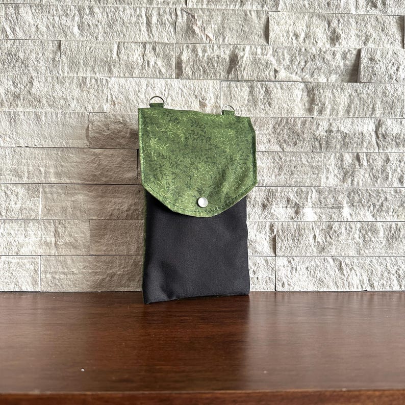 3-pocket cell phone bag - Green Tonal Vines