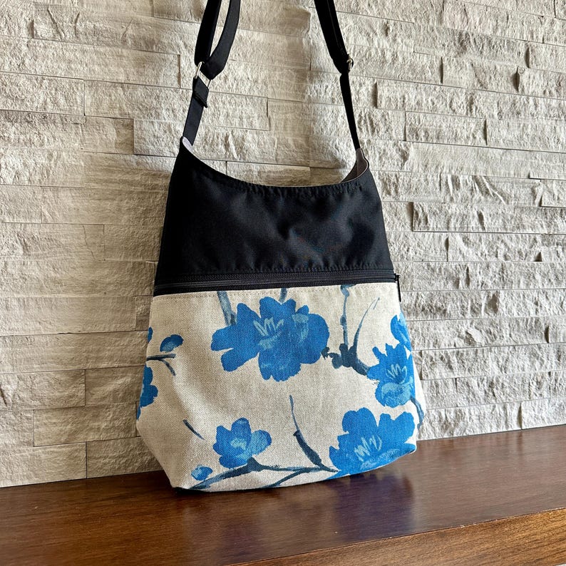 2 Pockets Hobo Bag w/ Adjustable Strap - Spring Song in Marina