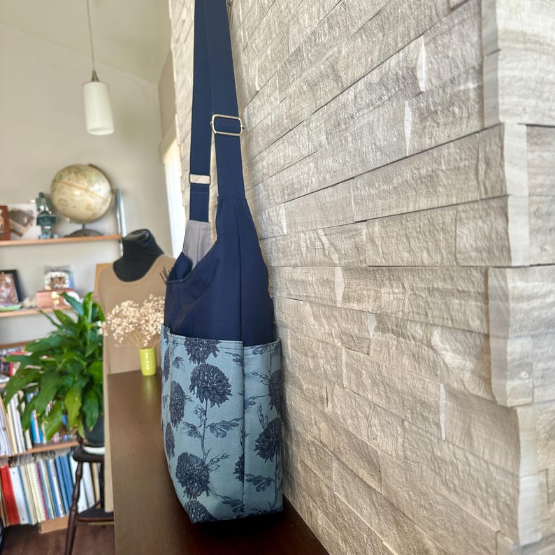 Zipped 4 Pockets Hobo Bag w/ Adjustable Strap - Chrysanthemum on Dusty Blue